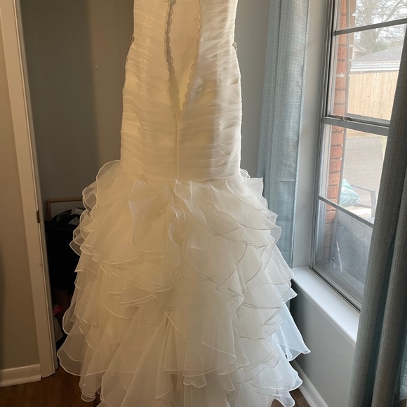 Vera Wang Mermaid Style Wedding Dress - Picture 6 of 7